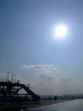 窓も壁も天井もない。日差しが強いのに高さがあるからなのか涼しい。 窓も壁も天井もない。日差しが強いのに高さがあるからなのか涼しい。